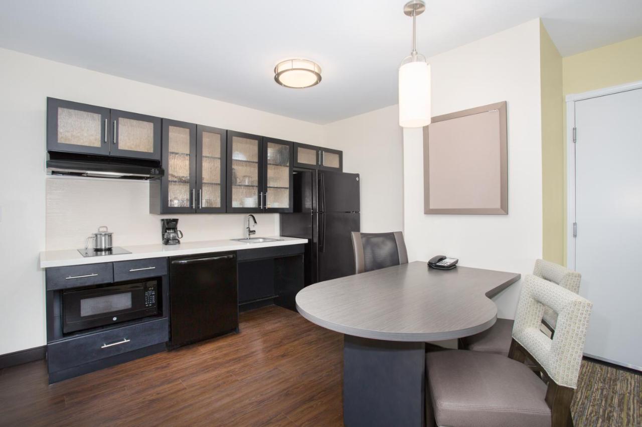 Candlewood Suites Pueblo By Ihg Екстериор снимка